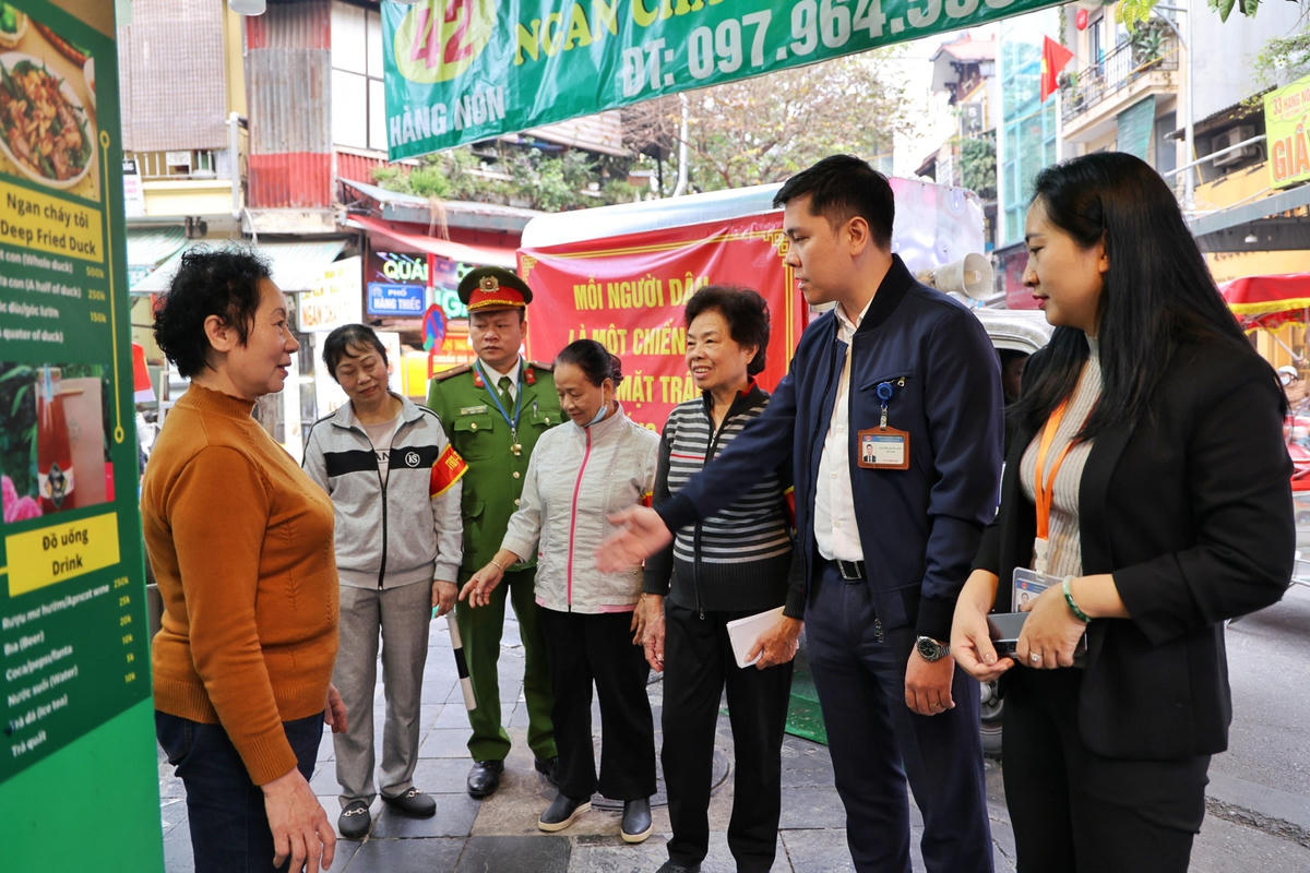 Mặt khác, tổ công tác cũng tuyên truyền, vận động các cửa hàng kinh doanh bảo đảm vệ sinh môi trường, an toàn thực phẩm.