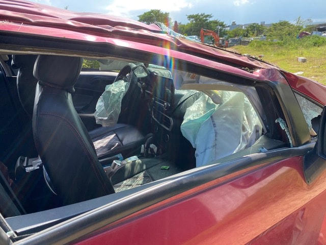 Ô tô biến dạng và túi khí bung ra ngăn cản va đập.