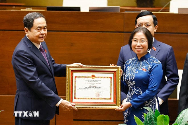 ttxvn-trao-tang-bang-khen-cua-ubtv-quoc-hoi-cho-cac-truong-doan-pho-truong-doan-chuyen-trach-8115915-1.jpg