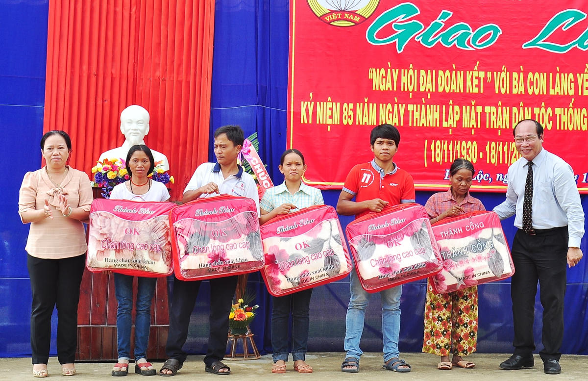 Ông Võ Xuân Ca, Chủ tịch Ủy ban MTTQ Việt Nam tỉnh Quảng Nam tặng quà cho bà con tại Ngày hội Đại đoàn kết.