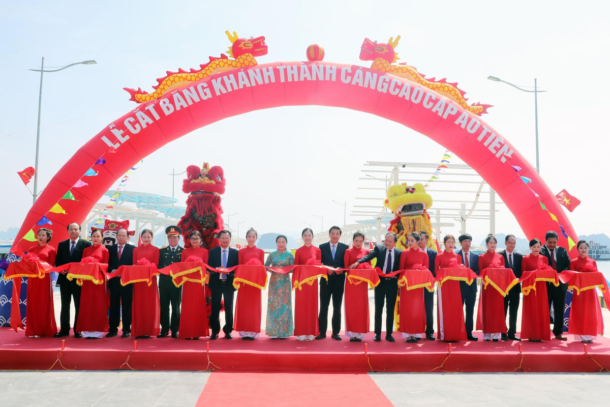 Đại biểu cắt băng khánh thành Bến cảng cao cấp Ao Tiên.