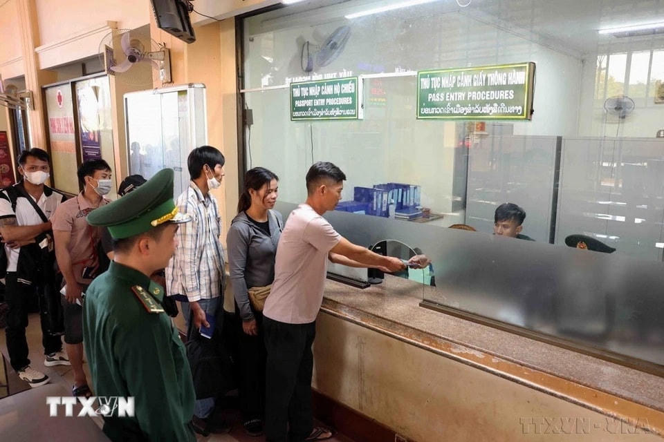 Bộ đội Biên phòng Cửa khẩu quốc tế Bờ Y (Kon Tum) làm thủ tục nhập cảnh cho người dân. (Ảnh: Vũ Sinh/TTXVN)