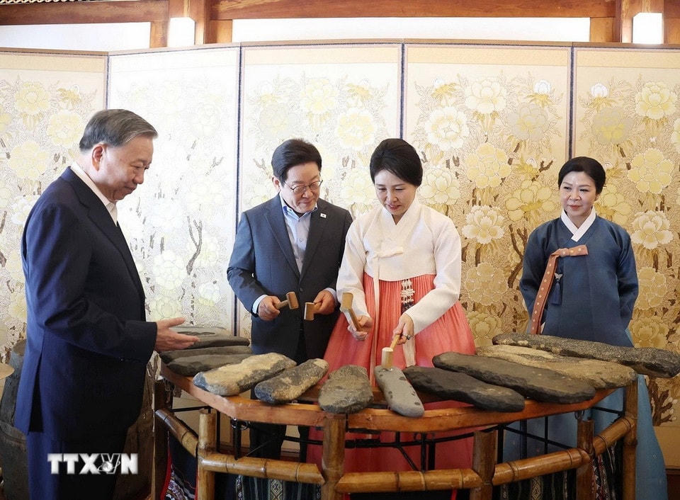 Phu nhân Tổng thống Hàn Quốc, Bà Kim Hye Kyung trải nghiệm nghệ thuật đàn đá của Việt Nam. (Ảnh: Thống Nhất/TTXVN)