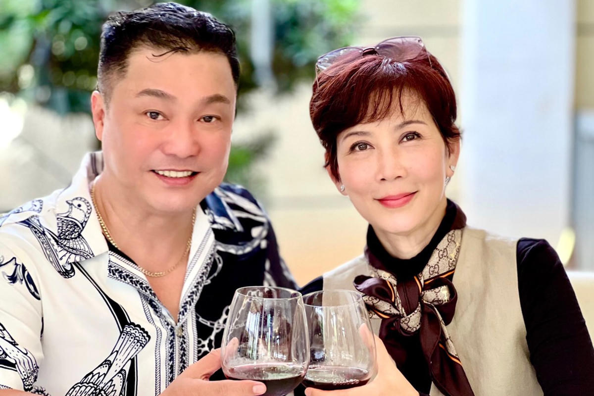 Sau gần 30 năm xa cách, Lý Hùng và Diễm Hương mới có dịp tái ngộ trong buổi họp mặt cựu sinh viên. 