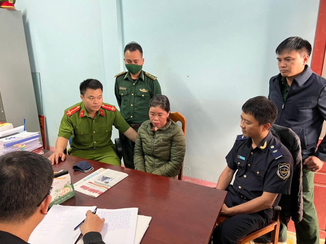 Đối tượng Đinh Thị Thanh bị bắt quả tang khi đang nhận 13kg ma tuý Ketamin.