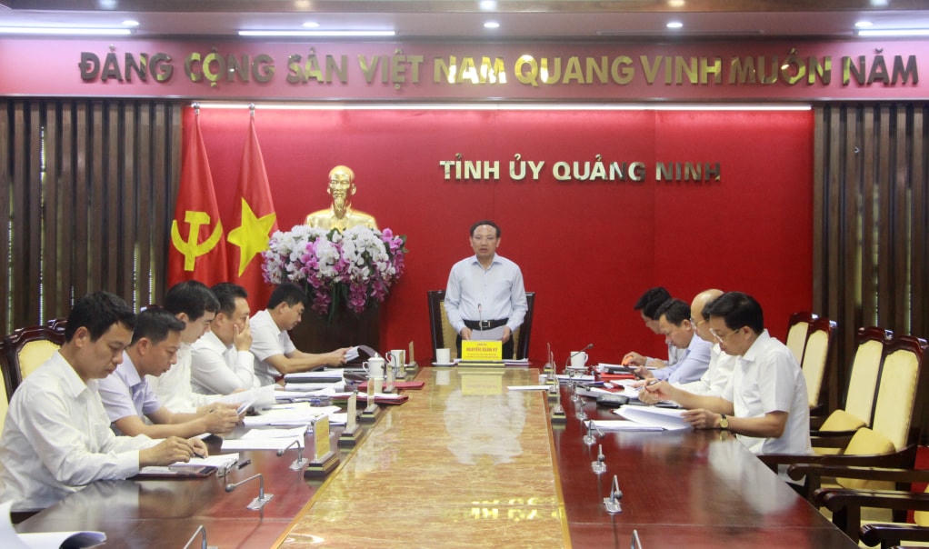 Ông Nguyễn Xuân Ký, Ủy viên Trung ương Đảng, Bí thư Tỉnh ủy, Chủ tịch HĐND tỉnh Quảng Ninh chủ trì cuộc họp giao ban. Ảnh: QMG.