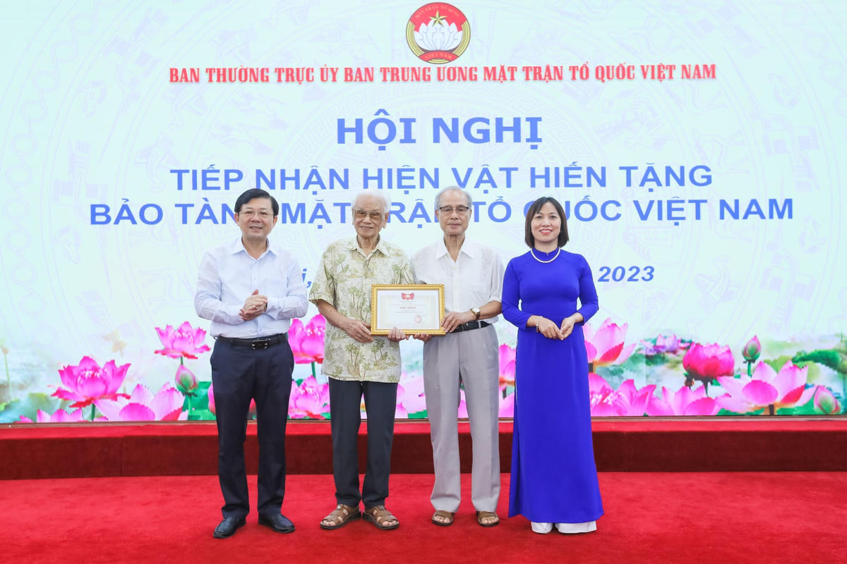 Phó Chủ tịch Nguyễn Hữu Dũng tiếp nhận hiện vật và trao giấy ghi nhận cho các cá nhân, gia đình hiến tặng hiện vật cho Bảo tàng MTTQ Việt Nam.