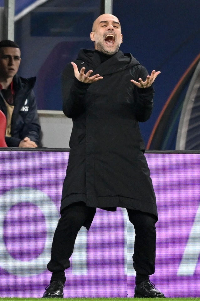 HLV Pep Guardiola tức giận với màn trình diễn của Man City trước RB Leipzig. Ảnh: EPA.