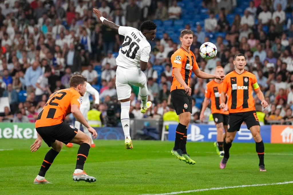 Vinicius nhân đôi cách biệt lên 2-0 cho đội chủ nhà (Ảnh: AP).
