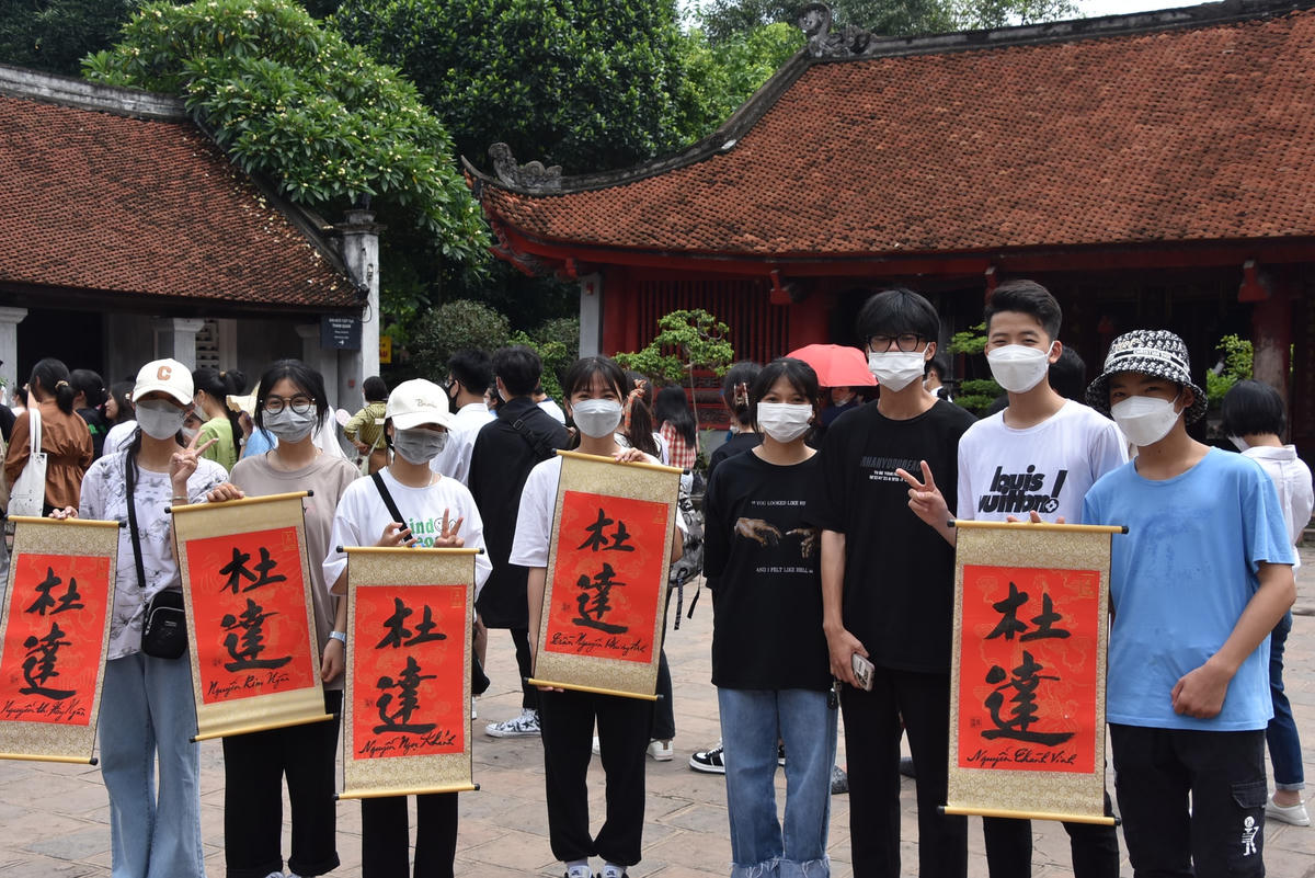 Một nhóm học sinh trường THCS Yên Viên (Gia Lâm - Hà Nội) cùng nhau đến Văn Miếu - Quốc Tử Giám xin chữ.