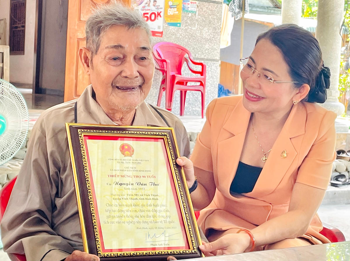 Bà Nguyễn Thị Phong Vũ, Trưởng ban Dân vận Tỉnh ủy, Chủ tịch Ủy ban MTTQ Việt Nam tỉnh thăm và chúc thọ cụ ông Nguyễn Văn Thư,thọ 90 tuổi, thôn M2, xã Vĩnh Thịnh, huyện Vĩnh Thạnh.