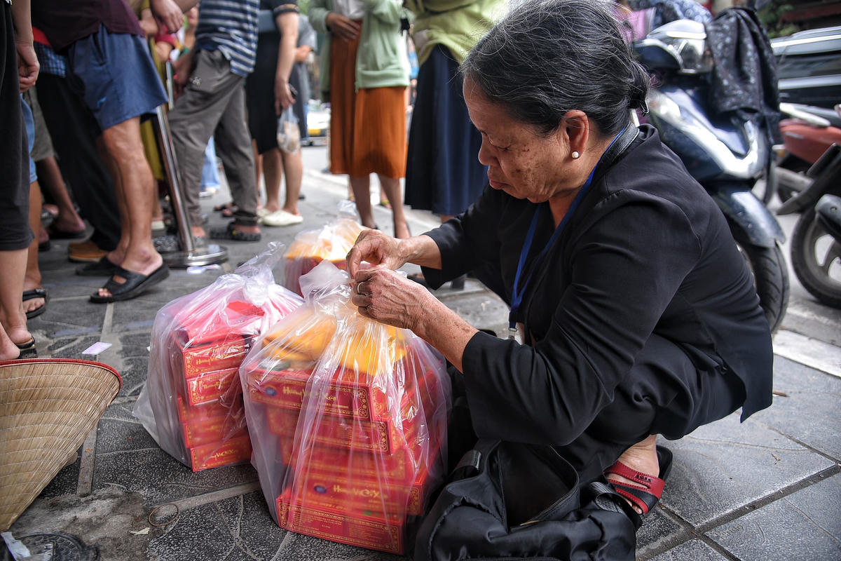 Một khách hàng mua được 15 chiếc bánh cho gia đình với chi phí cho số bánh này là khoảng hơn 2 triệu đồng.