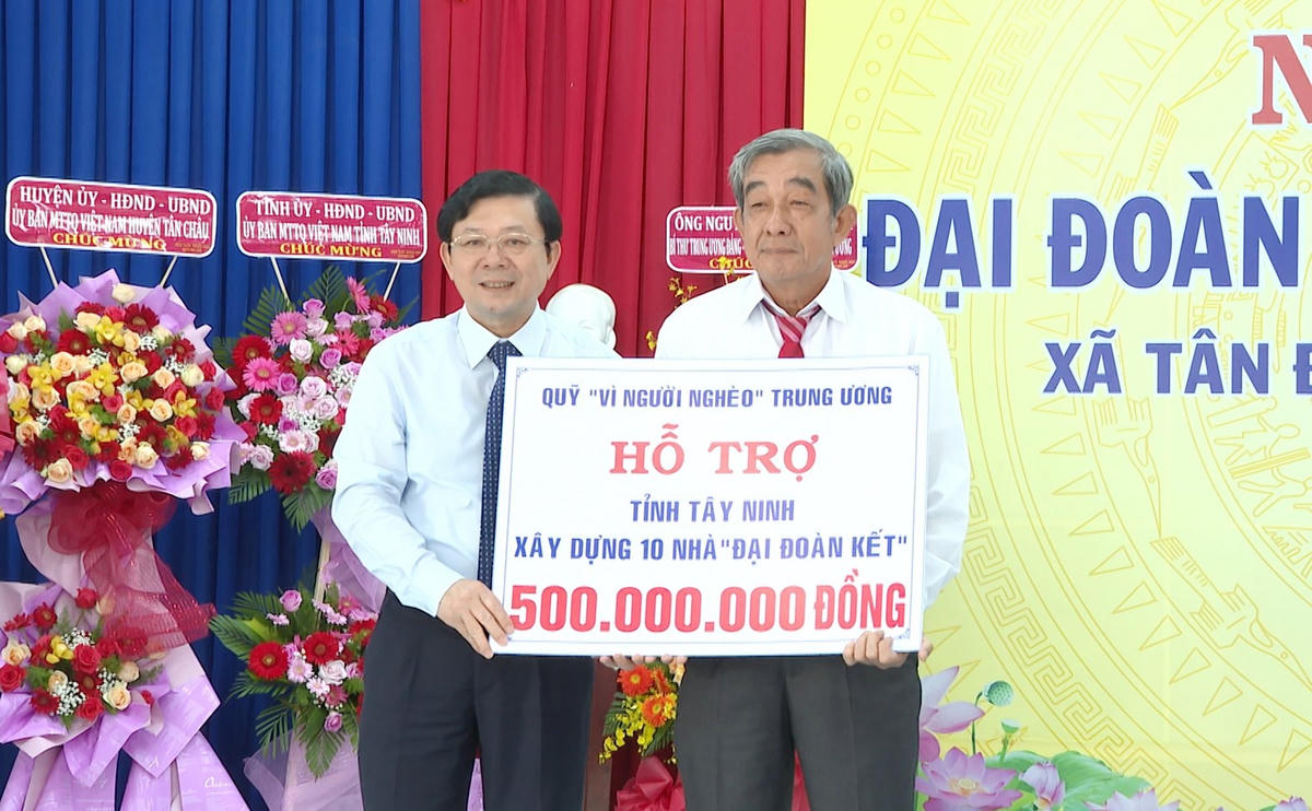 Phó Chủ tịch UBTƯ MTTQ Việt Nam Nguyễn Hữu Dũng trao kinh phí hỗ trợ xây dựng 10 căn nhà Đại đoàn kết cho người dân xã Tân Đông.
