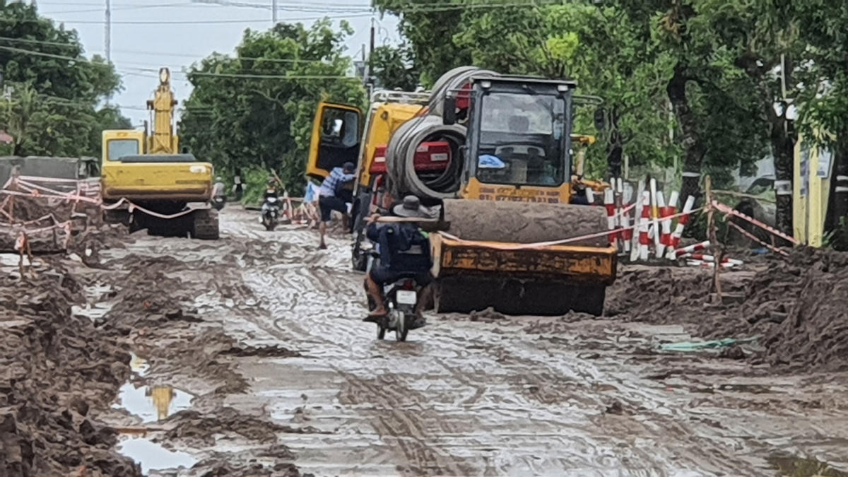 Mọi người phải nín thở khi lăn bánh qua đường sình lầy, trơn trợt khiến người lưu thông bất án, ngao ngán.
