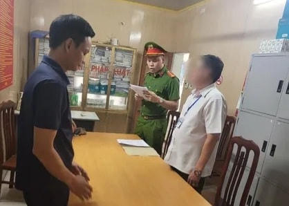 Cơ quan chức năng đọc lệnh khởi tố đối với Phạm Văn Hòa (người mặc áo xanh than).