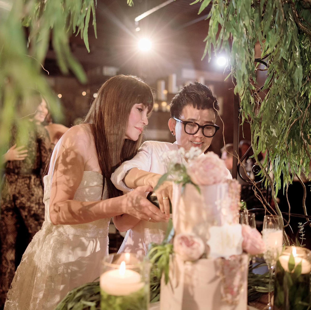 Thanh Hà hạnh phúc bên Phương Uyên trong ngày trọng đại. Ảnh: FBNV. 