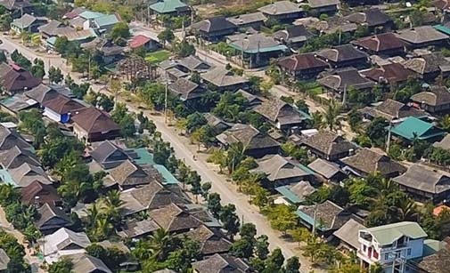 Những nếp nhà sàn lợp bằng đá tự nhiên.