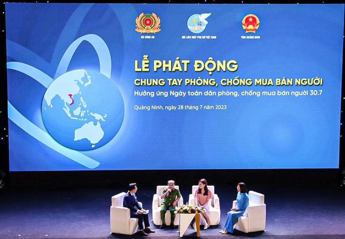 Các đại biểu khách mời đã tham gia tọa đàm, trao đổi, chia sẻ một số vấn đề xung quanh công tác phòng chống mua bán người.