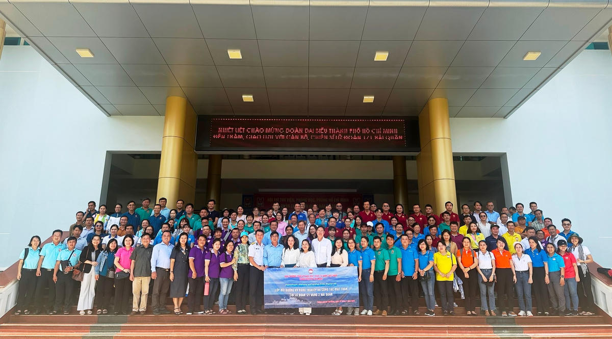 Đoàn đại biểu chụp hình lưu niệm tại Lữ đoàn 171. Ảnh: Mạnh Thìn.