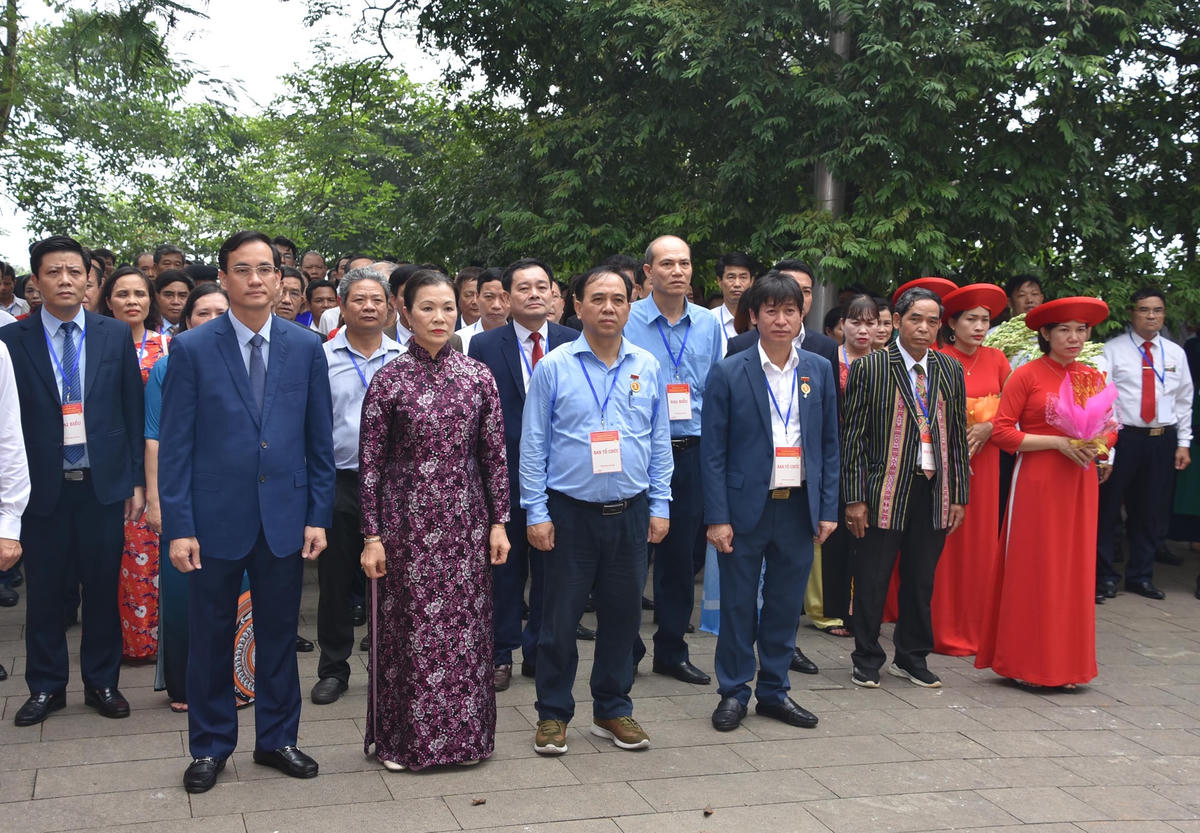 Đoàn đại biểu cử hành Lễ dâng hương tưởng niệm các Vua Hùng.