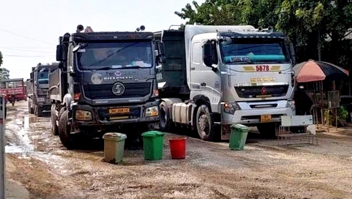 Người dân sinh sống dọc tỉnh lộ 525 bức xúc vì đường hư hỏng mà chưa được hoàn trả.