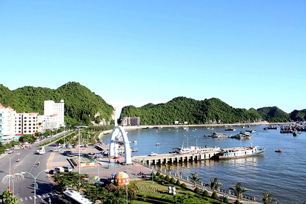 Một góc thị trấn Cát Bà.