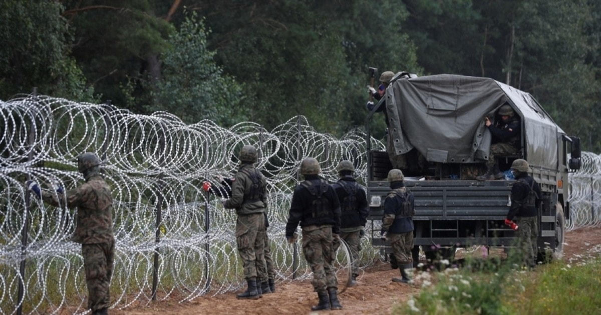Hàng rào dây thép gai dọc biên giới Ba Lan – Belarus. Ảnh: Reuters.  