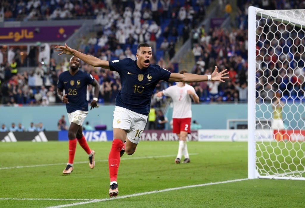 Mbappe sắm vai người hùng của tuyển Pháp.