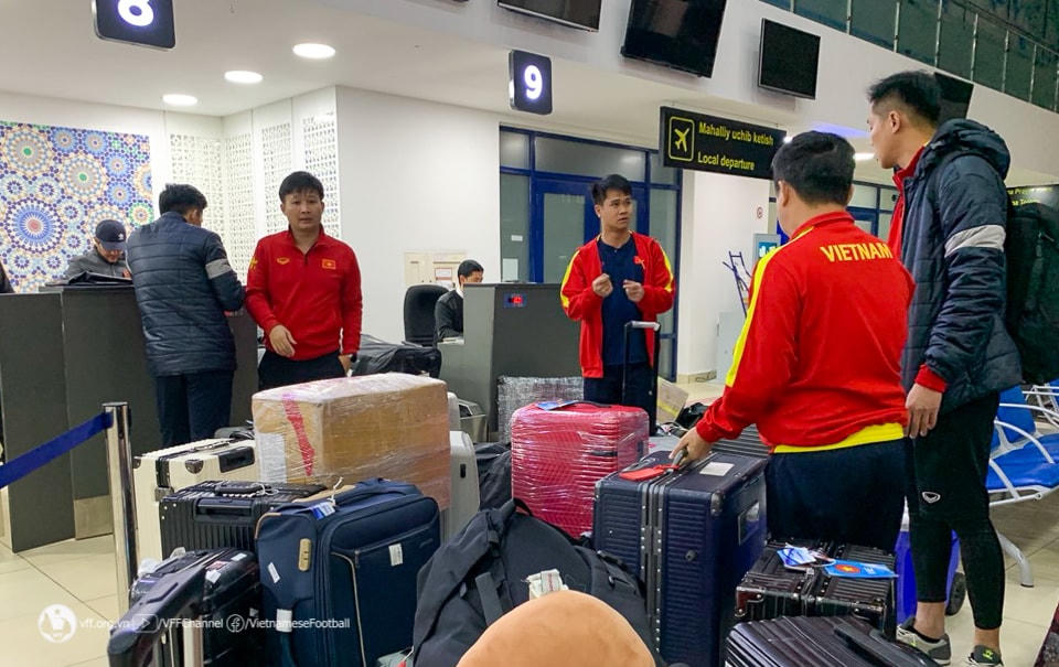 Toàn đội làm thủ tục check-in tại sân bay Fergana. Ảnh: VFF.