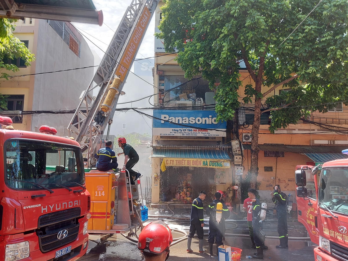 Khói đen có mùi khét bao trùm toàn bộ căn nhà khiến việc chữa cháy gặp nhiều khó khăn.