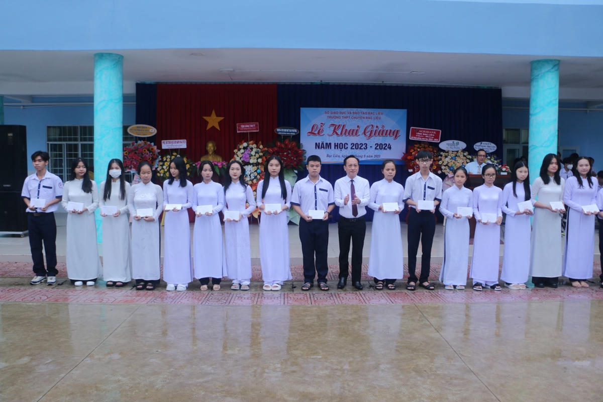 Chủ tịch UBND tỉnh Bạc Liêu Phạm Văn Thiều trao học bổng cho các em học sinh.