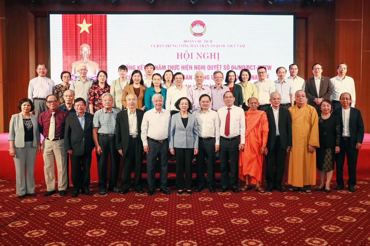 Bà Trương Thị Mai - Ủy viên Bộ Chính trị, Thường trực Ban Bí thư, Trưởng ban Tổ chức Trung ương; ông Đỗ Văn Chiến - Bí thư Trung ương Đảng, Chủ tịch UBTƯ MTTQ Việt Nam cùng các đại biểu tại Hội nghị tổng kết 20 năm thực hiện Nghị quyết số 04 của Đoàn Chủ tịch UBTƯ MTTQ Việt Nam về tổ chức Ngày hội Đại đoàn kết toàn dân tộc ở khu dân cư, ngày 28/9/2023. Ảnh: Quang Vinh.