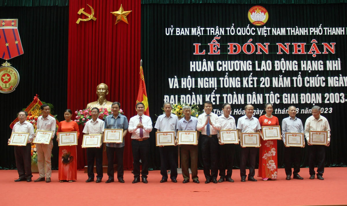Lãnh đạo Ủy ban MTTQ thành phố trao tặng Giấy khen của Ủy ban MTTQ TP Thanh Hóa cho 12 tập thể, 16 cá nhâncó thành tích xuất sắc trong tổ chức Ngày hội Đại đoàn kết toàn dân tộc, giai đoạn 2003 – 2023.