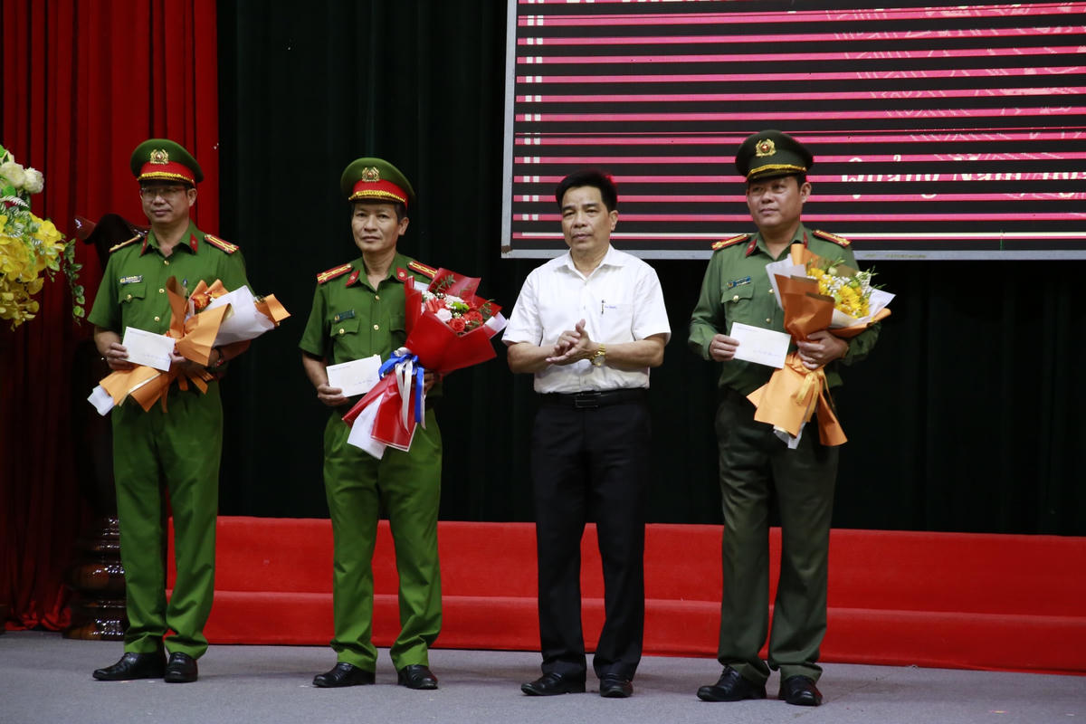 Lãnh đạo tỉnh Quảng Nam tặng quà cho lực lượng Công an điều tra vụ việc trên.