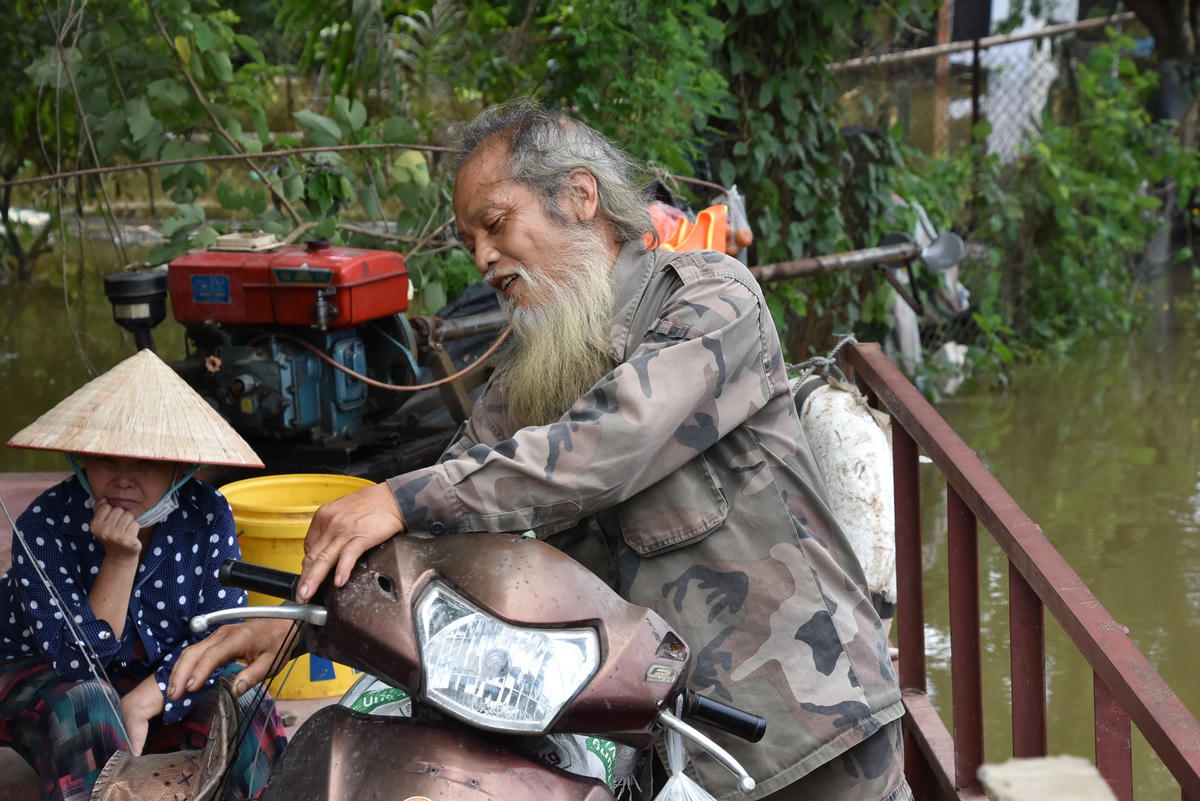 Ông Nghĩa có một trang trại ở khu vực bãi giữa. Hàng ngày phải di chuyển bằng đò qua trang trại để chăn nuôi và chăm sóc hoa màu. Dù không bị ảnh hưởng nhiều nhưng ông Nghĩa cho biết rất tốn tiền đò trong những ngày này.
