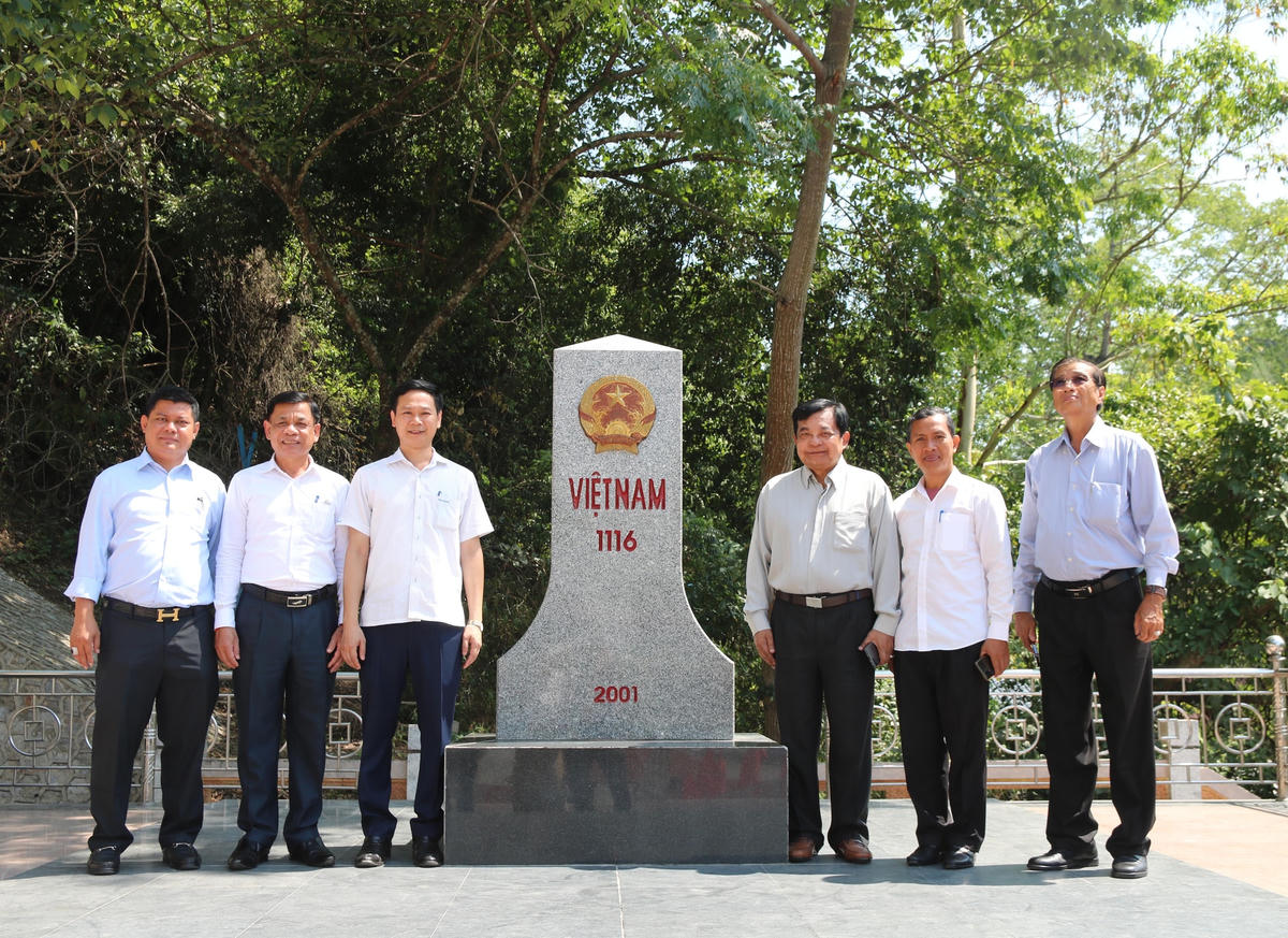 Đoàn đại biểu cấp cao Hội đồng Quốc gia Mặt trận Đoàn kết Phát triển Tổ quốc Campuchia thăm Cửa khẩu Quốc tế Hữu nghị.