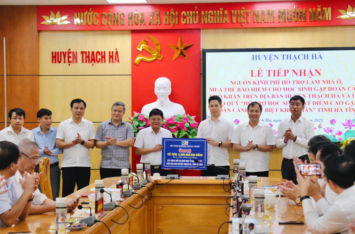 Tập đoàn Bombo Capital ủng hộ Quỹ Hỗ trợ học sinh đạt điểm cao có hoàn cảnh khó khăn vào đại học trên địa bàn tỉnh Hà Tĩnh với số tiền 750 triệu đồng, tặng 50 ngôi nhà Đại đoàn kết trị giá 3,5 tỷ đồng cho người dân có hoàn cảnh khó khăn huyện Thạch Hà.