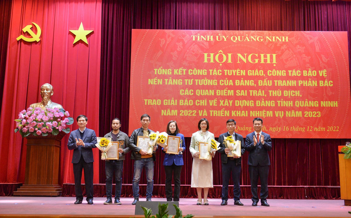 Ông Nguyễn Hồng Dương, Trưởng Ban Tuyên giáo, Trưởng Ban Tổ chức Giải báo chí về xây dựng Đảng lần thứ III- năm 2022 trao Giải A cho các tác giả.
