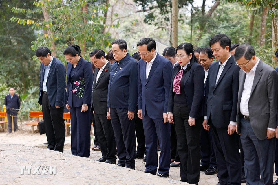 Chủ tịch Quốc hội Trần Thanh Mẫn và đoàn công tác dâng hương tại Lán Nà Nưa, thuộc Khu di tích Quốc gia đặc biệt Tân Trào. (Ảnh: Doãn Tấn/TTXVN)