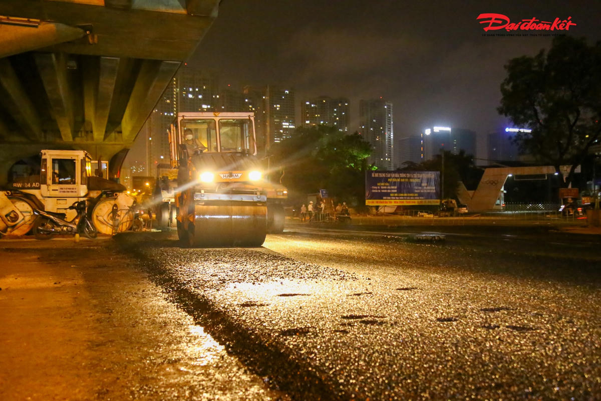 Ông Trần Đức Quỳnh cho hay: “Về công tác nghiệm thu giám sát chất lượng thảm thì ngay từ khi vật liệu vẫn còn ở trạm trộn chúng tôi đã kiểm tra cấp phối vật liệu, làm các thí nghiệm sau đó nếu đạt chuẩn các quy định, kỹ thuật sẽ được trộn đại trà và mang đến công trường thi công”.
