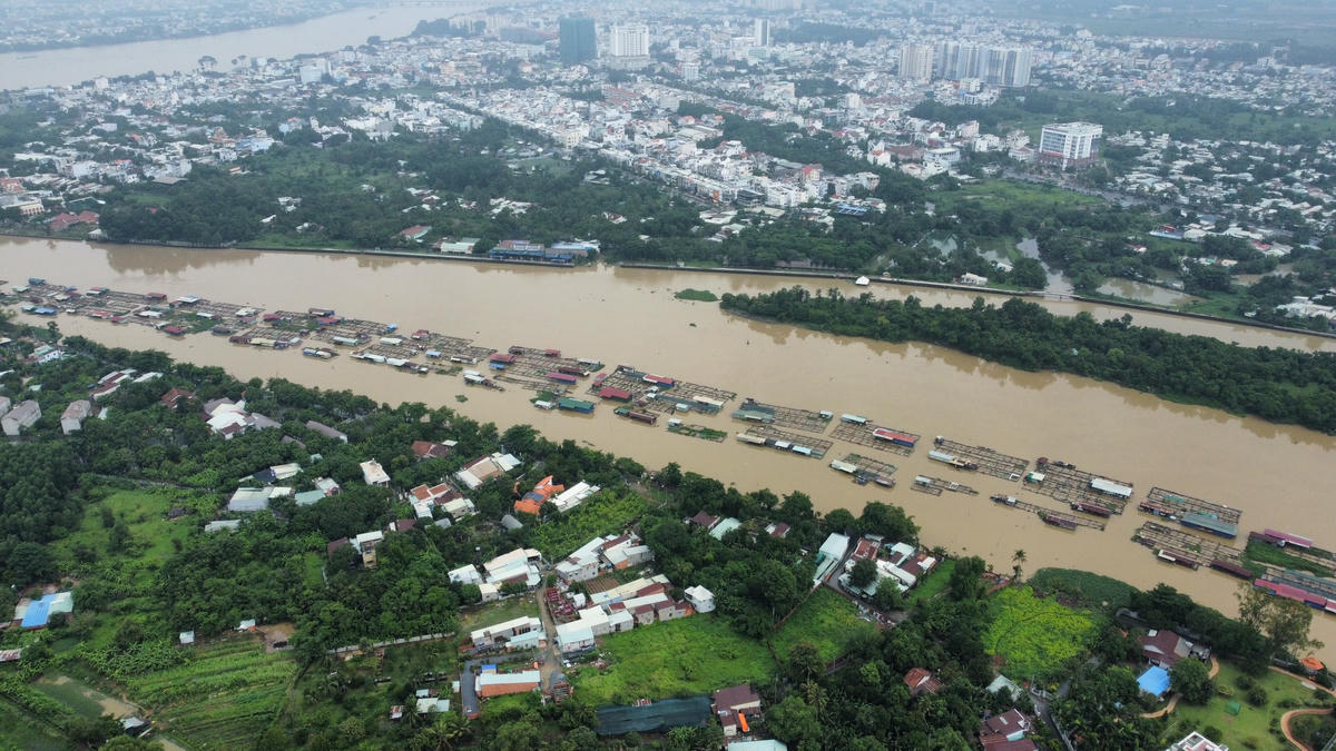 Nhiều hộ nuôi cá lồng bè chưa chịu di dời dẫn đến chưa có mặt bằng sạch để nhà thầu thi công. Ảnh: Mạnh Thìn.