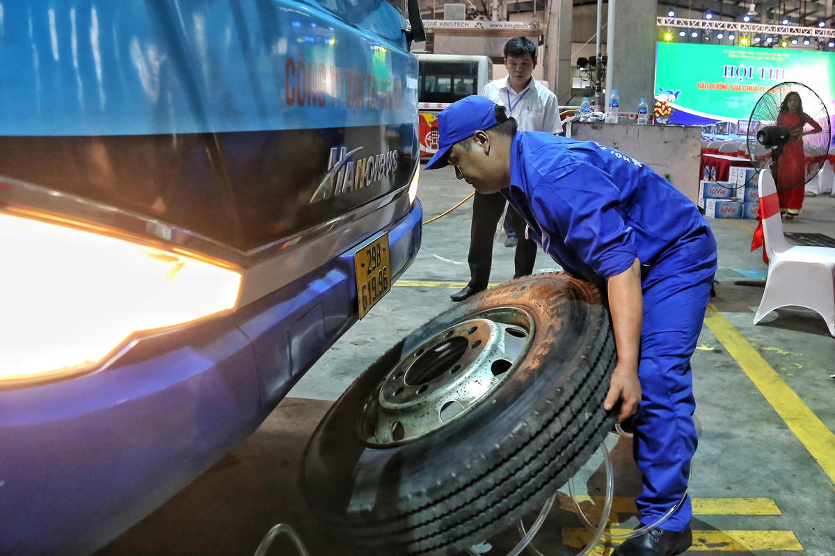 Các đội thi kiểm tra phần lốp xe.