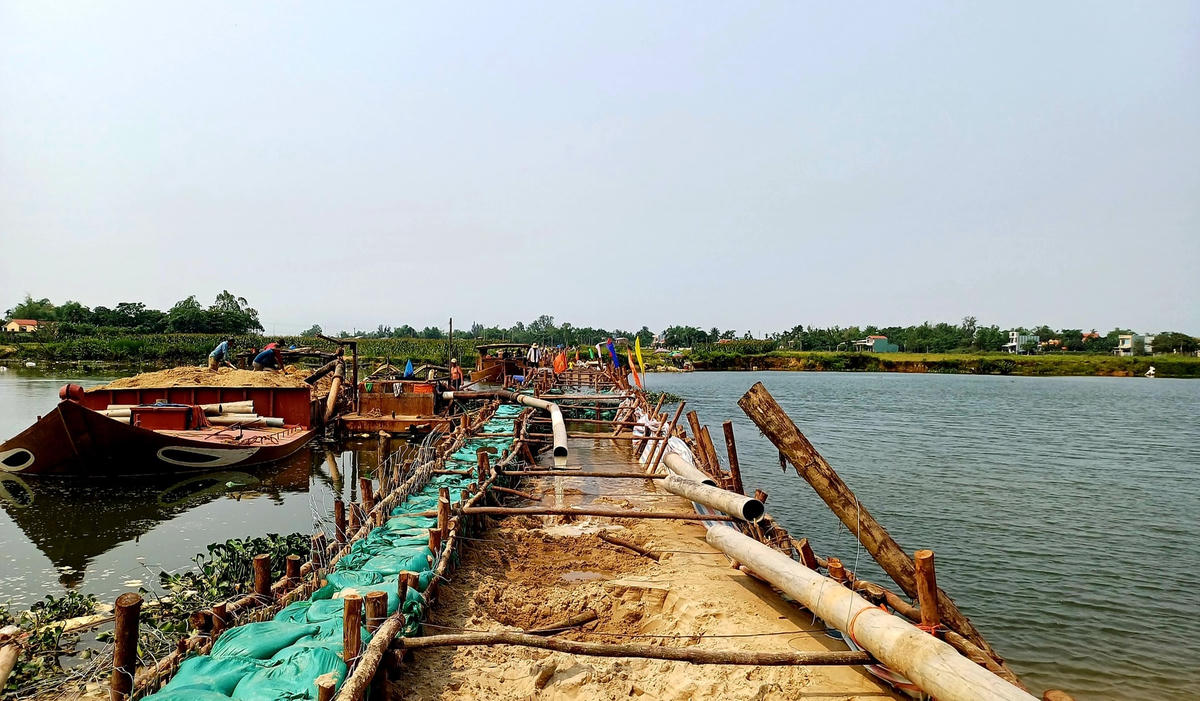Đắp đập ngăn mặn trên sông Vĩnh Điện.