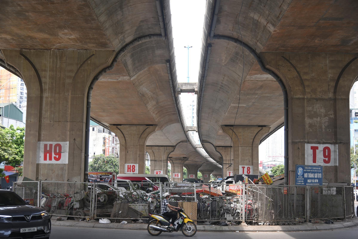 Trên địa bàn Hà Nội hiện nay có 587 cầu. Tuy nhiên, hiện chỉ có 3 gầm cầu Chương Dương, Ngã Tư Vọng, Vĩnh Tuy được tạm sử dụng làm nơi trông giữ phương tiện từ năm 2020.