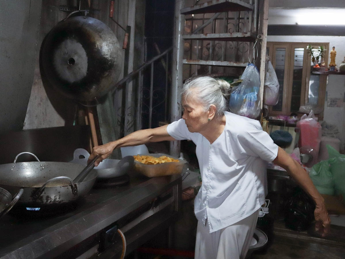 Tiệm cơm chay 0 đồng giữa TP Hồ Chí Minh của hai ông bà ngoài 70 tuổi