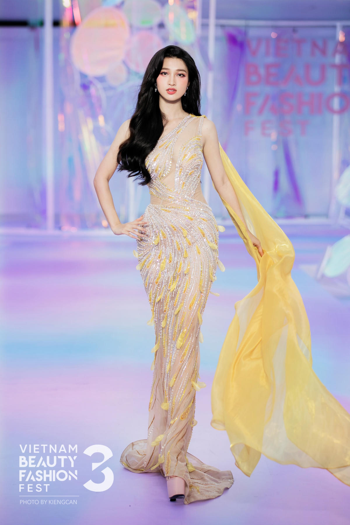 Nhà thiết kế Nguyễn Minh Tuấn giới thiệu bộ sưu tập "Queening" theo phong cách dạ hội, lấy cảm hứng đóa hoa vượt mưa sa chờ ngày bung nở. Á hậu Phương Nhi trong vai trò first face thể hiện đầm xuyên thấu, gắn thêm phần tà ở vai.