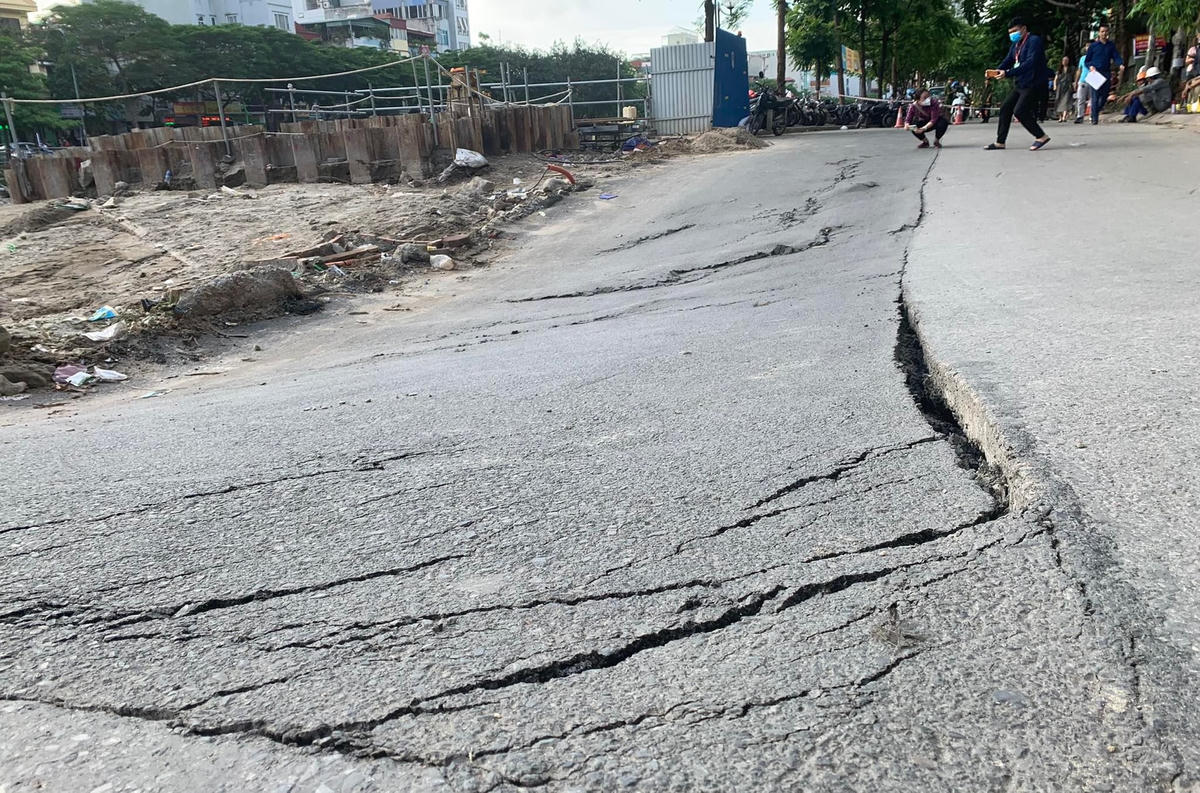Hà Nội: Đường Vũ Tông Phan sụt lún dài hàng chục mét liên quan đến thi công cống thu gom nước thải
