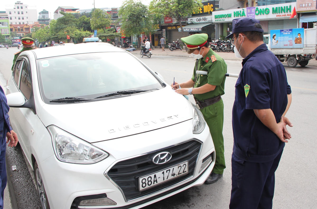 Công an phường Mễ Trì lập biên bản và cẩu chiếc xe ô tô mang BKS 88A -17422 do lỗi vi phạm đỗ dưới lòng đường Đỗ Đức Dục.