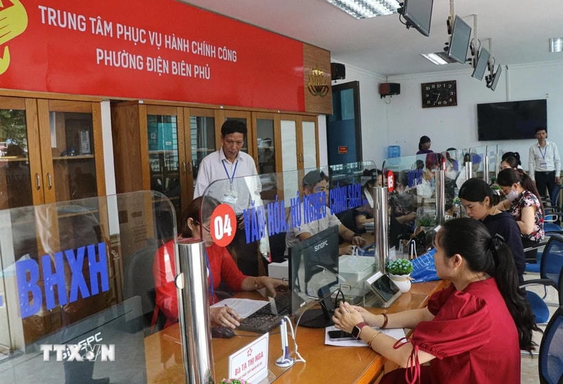 Cán bộ tiếp nhận hồ sơ giải quyết thủ tục cho người dân tại Trung tâm Phục vụ hành chính công phường Điện Biên Phủ (tỉnh Điện Biên) trong ngày đầu vận hành thử nghiệm. (Ảnh: Phan Quân/ TTXVN)