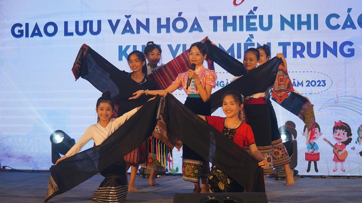 Tiết mục văn nghệ được các em thiếu nhi trình diễn tại Ngày hội văn hoá thiếu nhi các dân tộc khu vực miền Trung năm 2023.